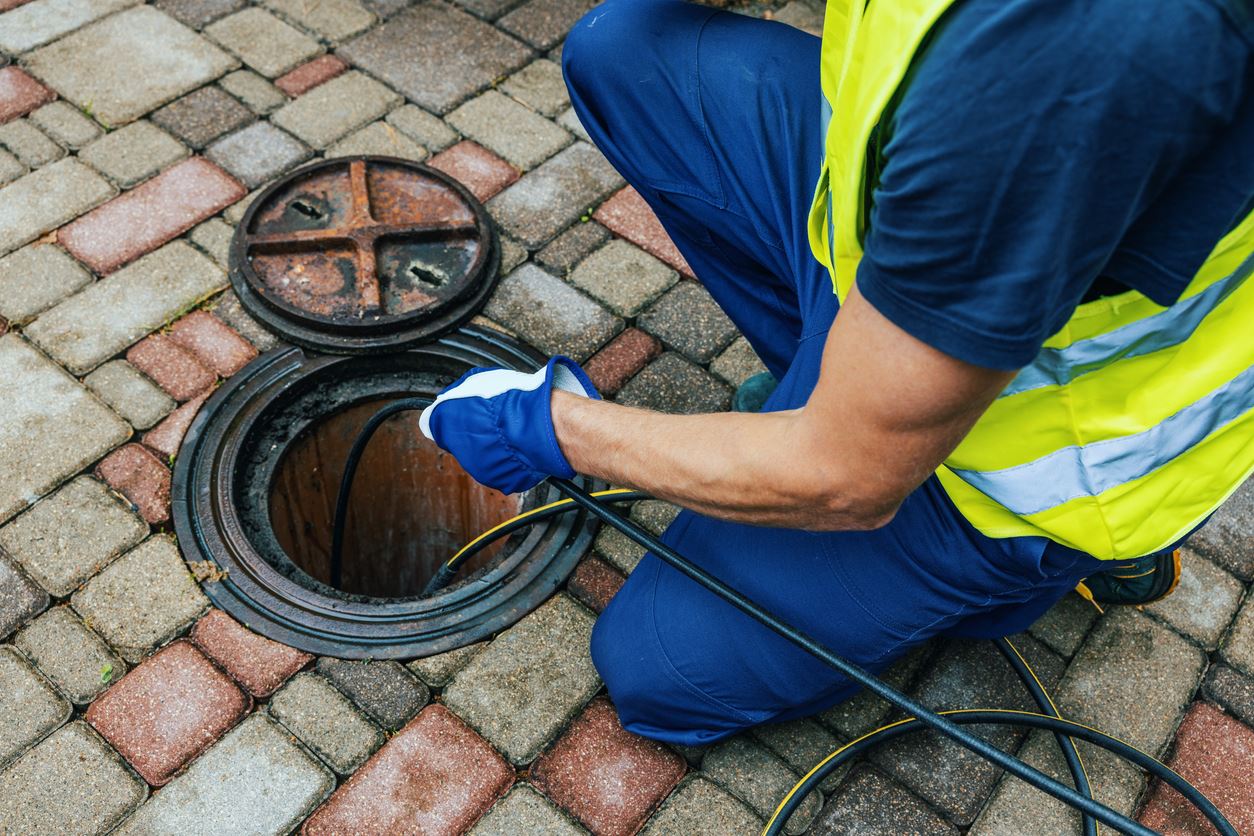 service worker cleaning blocked sewer line with hydro jetting service worker cleaning blocked sewer line with hydro jetting